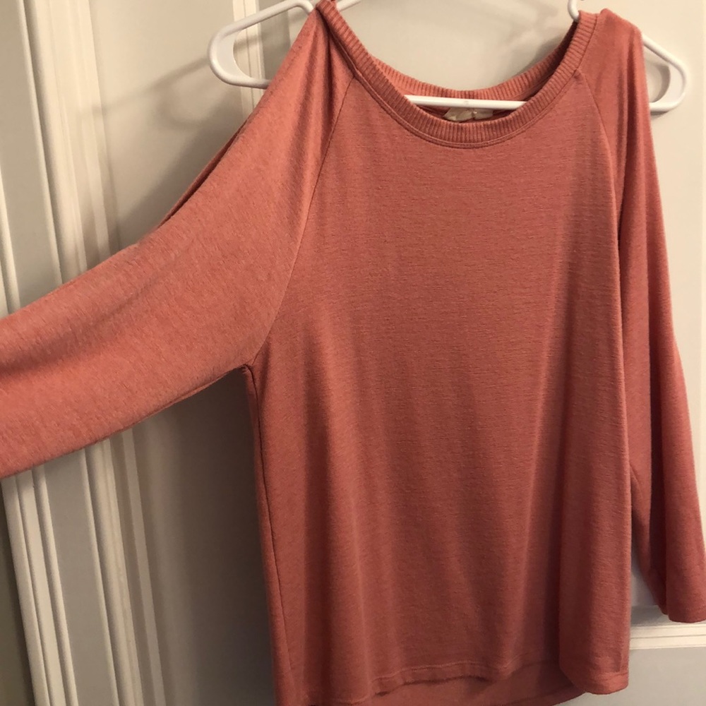 Open shoulders pink sweater